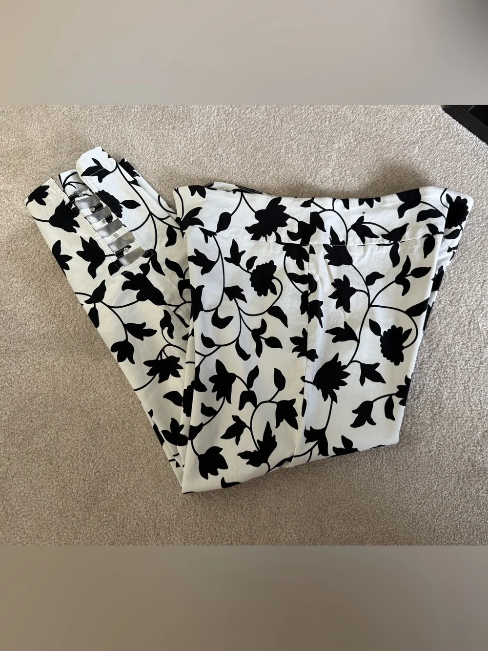 Attyre Black and White Floral Stretch Capris/Cropped Pants
